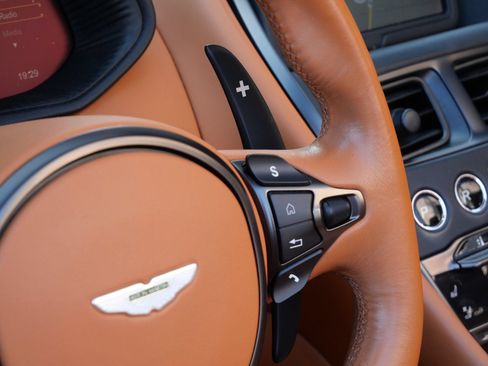 Used 2023 Aston Martin DB11 Volante RWD image 18