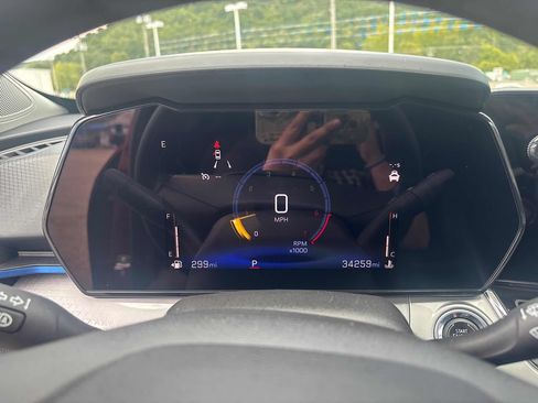Used 2025 Chevrolet Trax LT FWD image 13