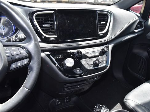 Used 2021 Chrysler Pacifica Touring-L w/ Uconnect Theater Family Group FWD image 8