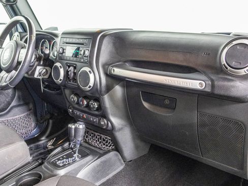 Used 2016 Jeep Wrangler Unlimited Rubicon w/ Connectivity Group image 42