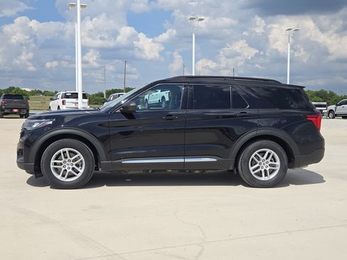 Used 2025 Ford Explorer Active w/ Active Comfort Package RWD image 4