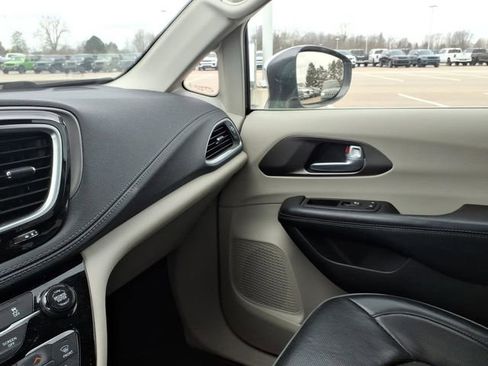 Used 2018 Chrysler Pacifica Limited image 12