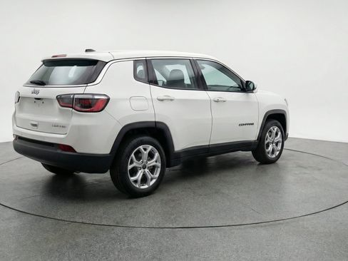 Used 2025 Jeep Compass Latitude AWD/4WD image 9