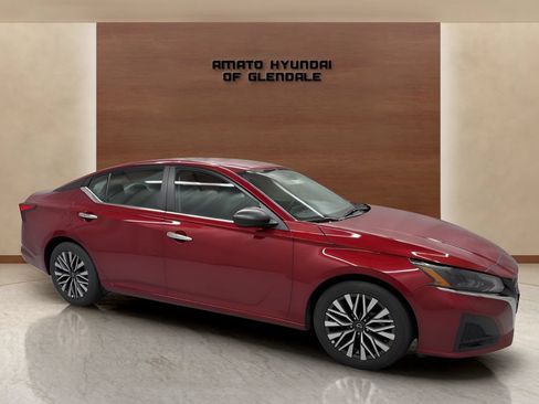 Used 2025 Nissan Altima 2.5 SV FWD image 3
