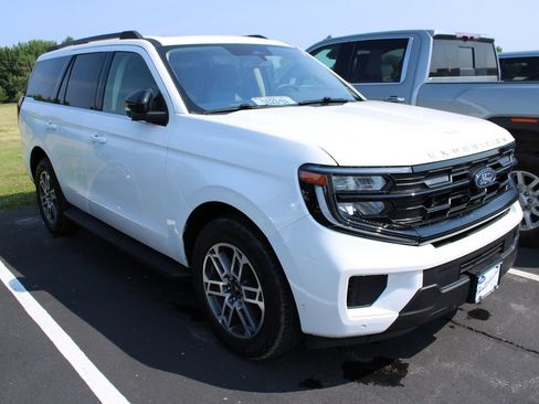 Used 2025 Ford Expedition Active AWD/4WD image 3