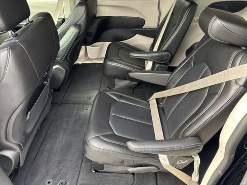 Used 2024 Chrysler Pacifica Touring-L FWD image 20