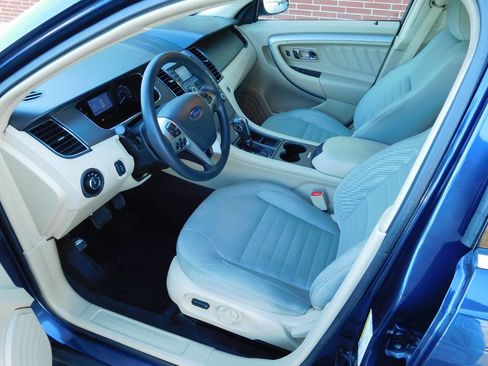 Used 2017 Ford Taurus SE image 4