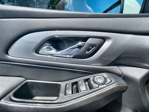 Used 2023 Chevrolet Traverse LT FWD image 23