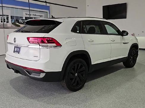 Certified 2022 Volkswagen Atlas Cross Sport SE w/ Panoramic Sunroof Package AWD/4WD image 8