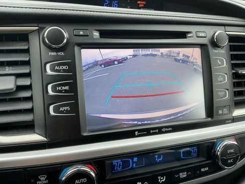 Used 2019 Toyota Highlander SE image 17