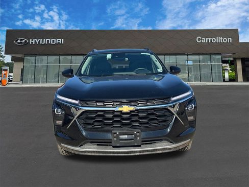 Used 2025 Chevrolet Trax LT w/ LT Convenience Package image 2