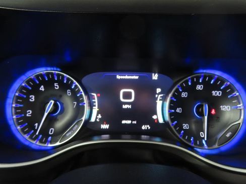 Used 2023 Chrysler Pacifica Touring-L FWD image 19