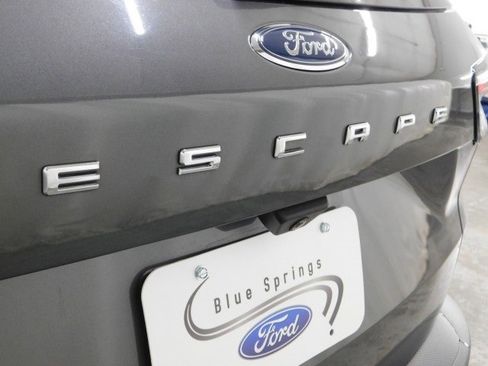 Used 2022 Ford Escape SE w/ SE Sport Appearance Package image 6