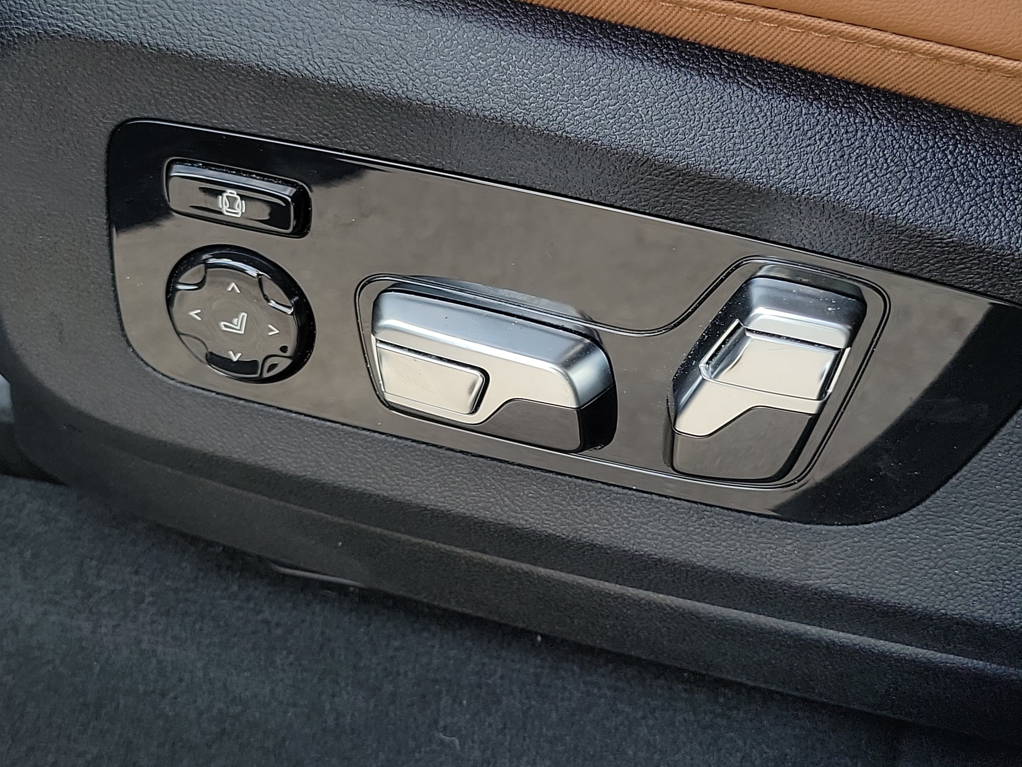 Certified 2025 BMW X5 M60i AWD/4WD image 24