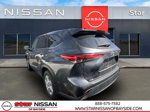 Used 2023 Toyota Highlander LE AWD/4WD image 4