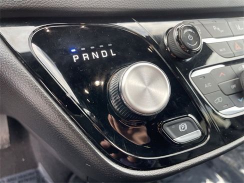 Used 2025 Chrysler Pacifica Select image 19