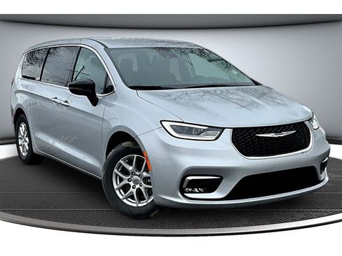 Certified 2024 Chrysler Pacifica Touring-L FWD image 14