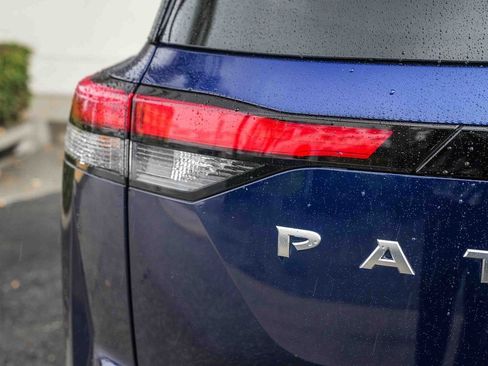 Used 2024 Nissan Pathfinder Platinum image 7