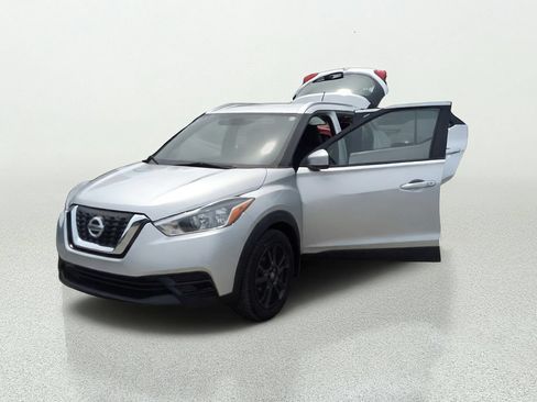 Used 2019 Nissan Kicks SV FWD image 11