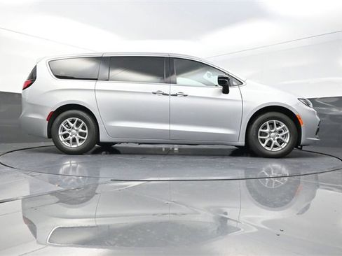 New 2026 Chrysler Pacifica Select image 24