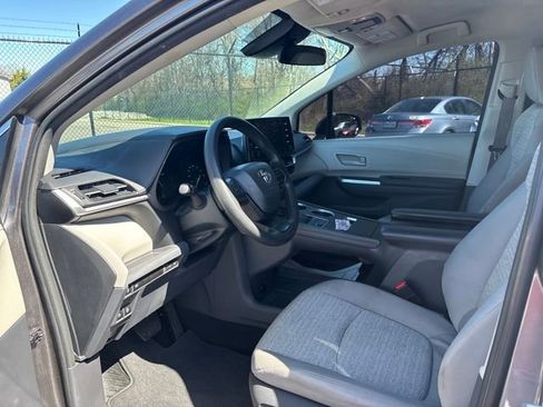Used 2023 Toyota Sienna LE FWD image 14