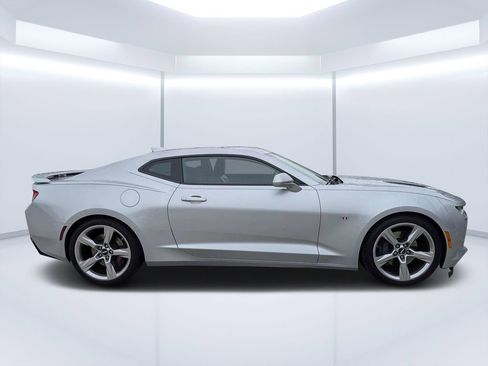 Used 2018 Chevrolet Camaro SS RWD image 2