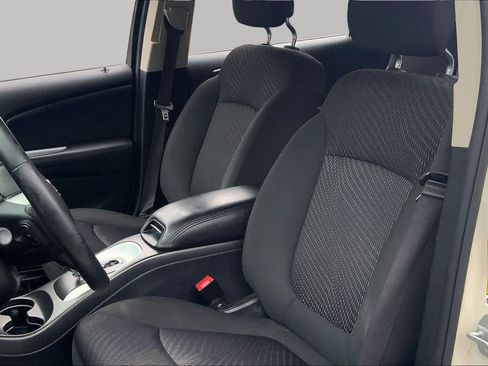 Used 2019 Dodge Journey SE w/ Connectivity Group FWD image 8