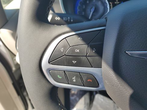 Used 2024 Chrysler Pacifica Touring-L FWD image 19