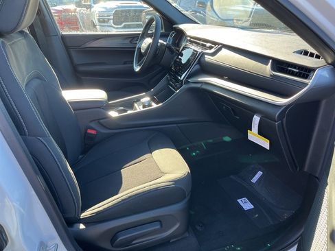 New 2025 Jeep Grand Cherokee L Laredo image 11