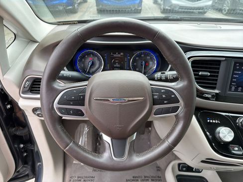 Used 2020 Chrysler Pacifica Touring-L w/ Tire & Wheel Group FWD image 13