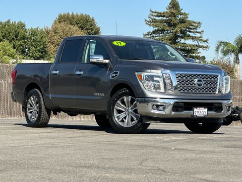 Used 2017 Nissan Titan SL image 2