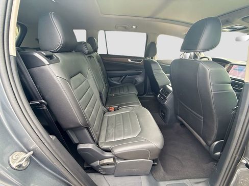 Used 2025 Volkswagen Atlas SEL AWD/4WD image 32