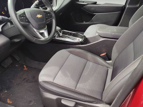 Used 2025 Chevrolet Trax LT w/ LT Convenience Package FWD image 3