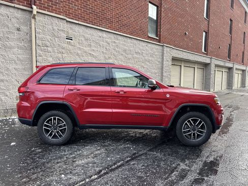 Used 2019 Jeep Grand Cherokee Trailhawk image 2