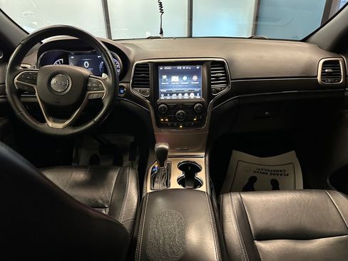 Used 2017 Jeep Grand Cherokee Limited AWD/4WD image 9