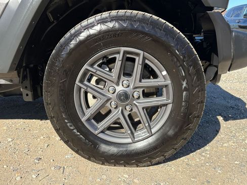 Used 2025 Jeep Wrangler Sport S image 29