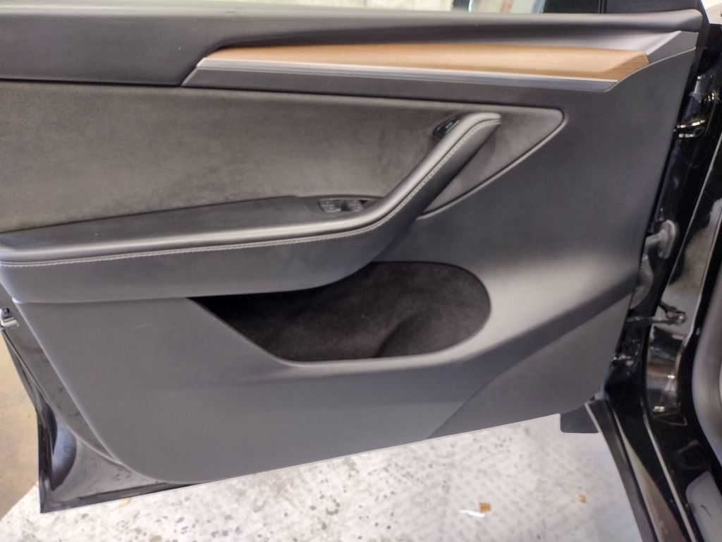 Used 2024 Tesla Model Y Long Range AWD/4WD image 18
