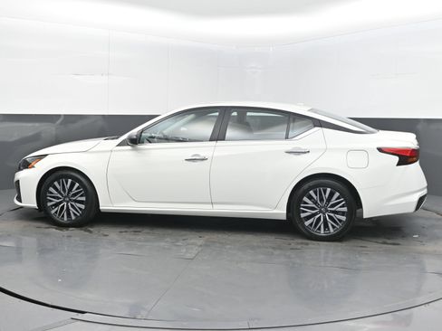 Used 2025 Nissan Altima 2.5 SV FWD image 7