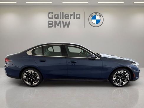Used 2025 BMW 530i w/ Premium Package image 7