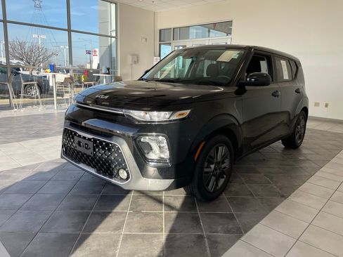 Used 2022 Kia Soul EX image 2