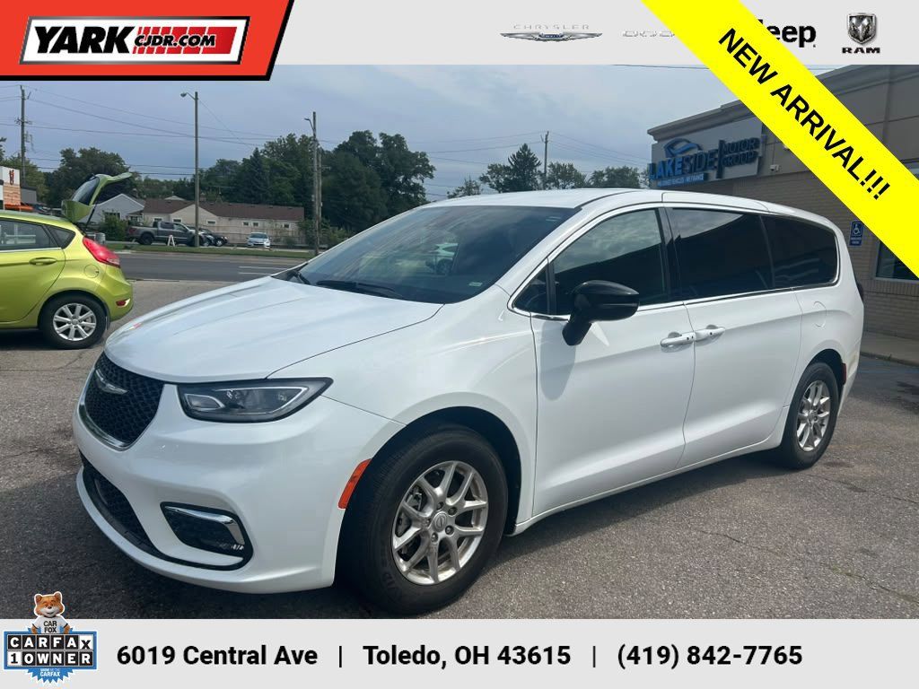 Used 2025 Chrysler Pacifica Select FWD image 1