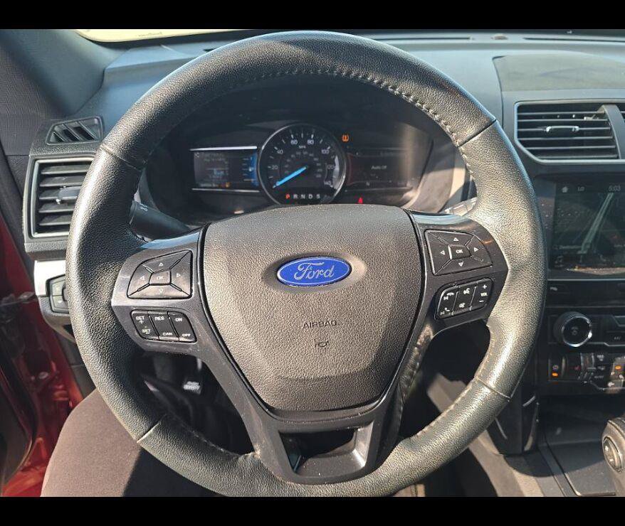 Used 2018 Ford Explorer XLT w/ Equipment Group 202A FWD image 4