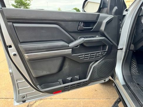 Used 2025 Toyota Tacoma SR5 AWD/4WD image 15