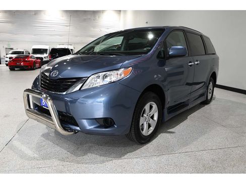 Used 2013 Toyota Sienna LE FWD image 10