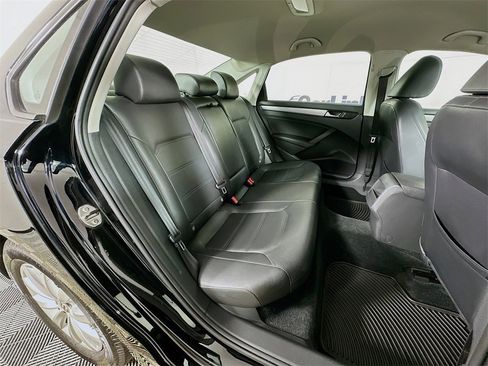 Used 2015 Volkswagen Passat 1.8T Wolfsburg Edition image 28