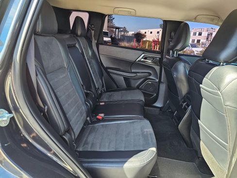 Used 2025 Mitsubishi Outlander SE image 29