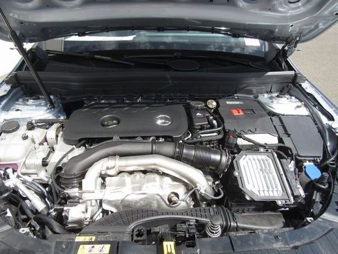Used 2025 Mercedes-Benz GLB 250 4MATIC image 8