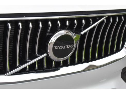 Used 2023 Volvo XC90 B5 Core w/ Protection Package Premier image 9