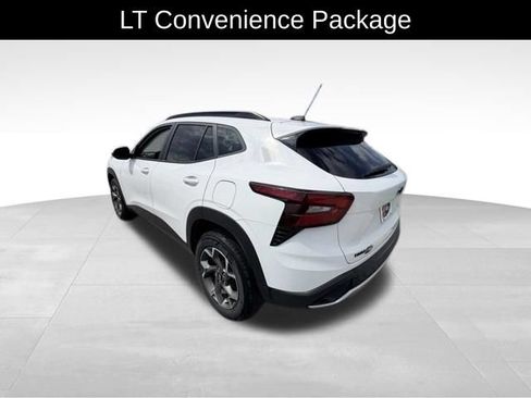 Used 2024 Chevrolet Trax LT w/ LT Convenience Package FWD image 5