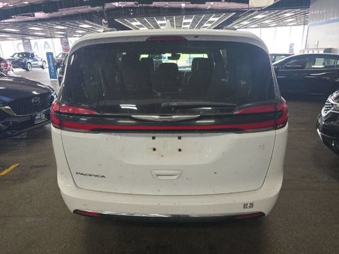 Used 2022 Chrysler Pacifica Touring-L FWD image 3